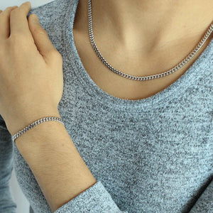 woman wearing sterling silver rhodium plated curb chain bracelet